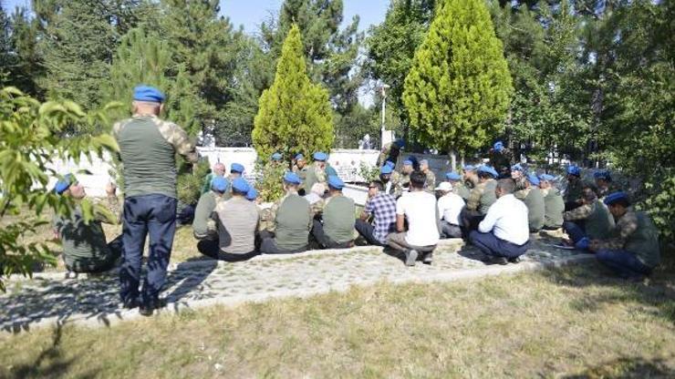 Şehit asker arkadaşlarının mezarlarını ziyaret ettiler