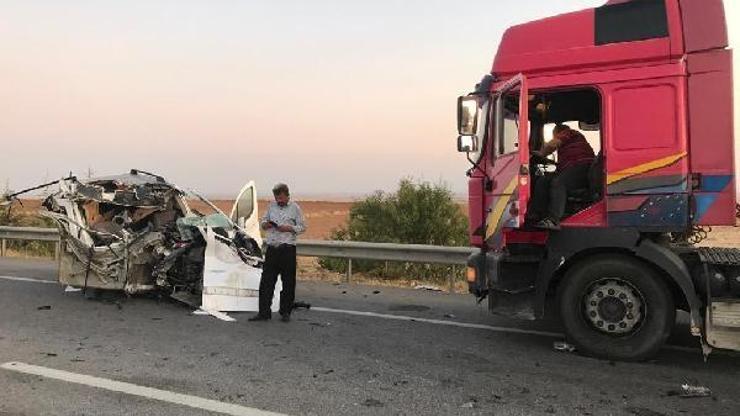 TIRa çarpan hafif ticari aracın sürücüsü öldü