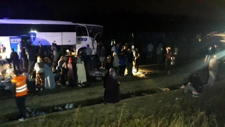 Yolcu otobüsü, devrilen TIR’a çarptı