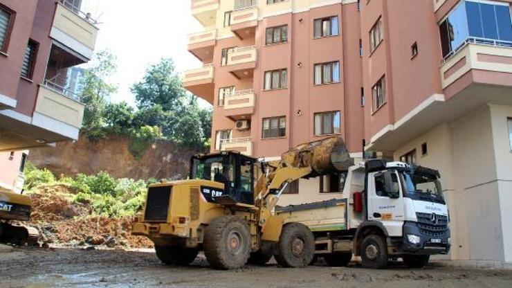 Rizede heyelan altında kalan 4 otomobile ulaşılamadı