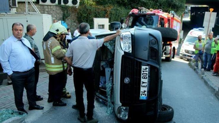 Şişlide kaldırıma çarpan araç yan yattı