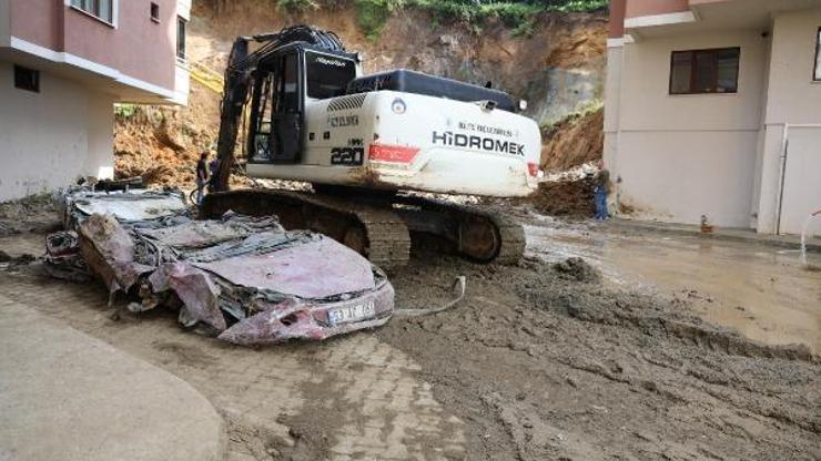 Rizede heyelan altında kalan 4 otomobilden 2sine ulaşıldı