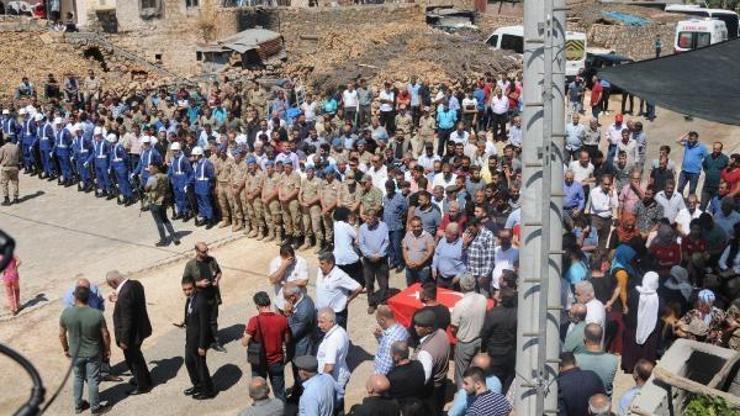 Şehit eşini, üniformasıyla son yolculuğuna uğurladı