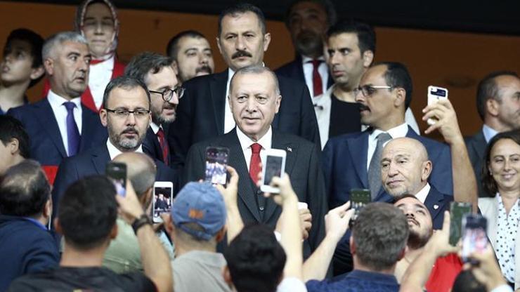 Cumhurbaşkanı Erdoğan millileri yalnız bırakmadı