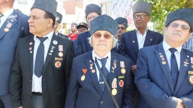 Burhaniyede kadın gazi, kurtuluş coşkusuna ortak oldu