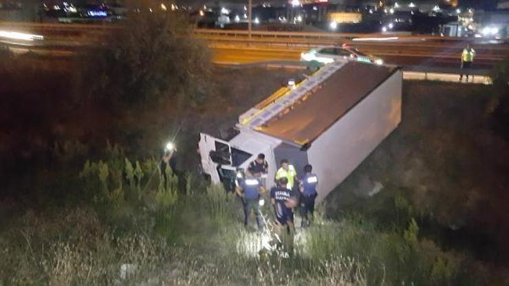 Bariyeri aşan kamyon TEMden dereye uçtu