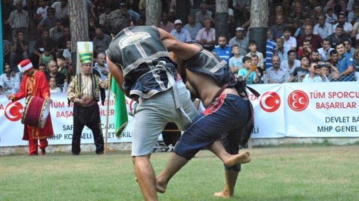 Özbek kardeşler, birincilik için güreşti
