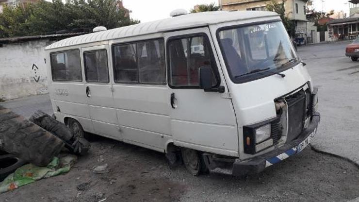 Çalınan minibüs, lastiği patlak halde terk edilmiş bulundu