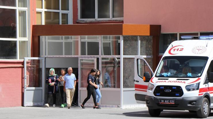 Sinirlenen öğrenci camdan atlamaya kalktı