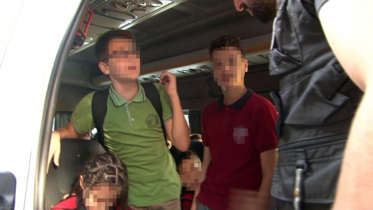 Okul servisinde ayakta öğrenci taşıdı