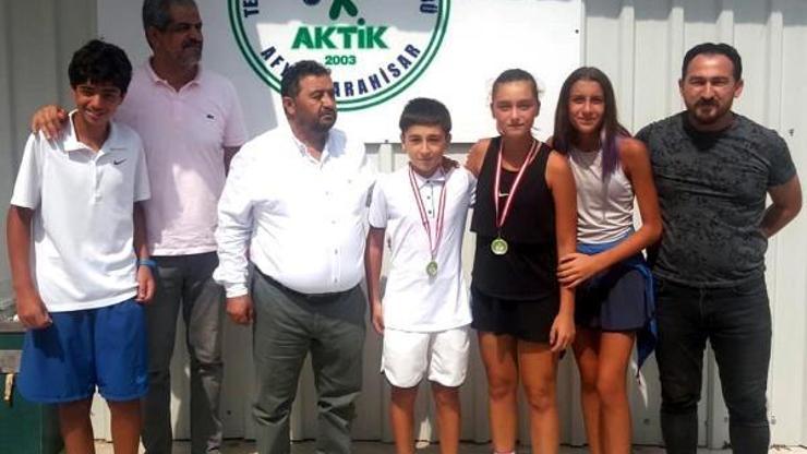 Genç tenisçiler madalya ile döndü