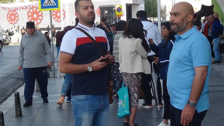 Binadan kopan parça turistin üzerine düştü