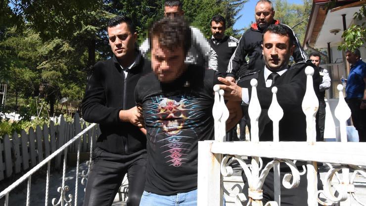 Elindeki bıçakla sağlıkçılara saldırdı