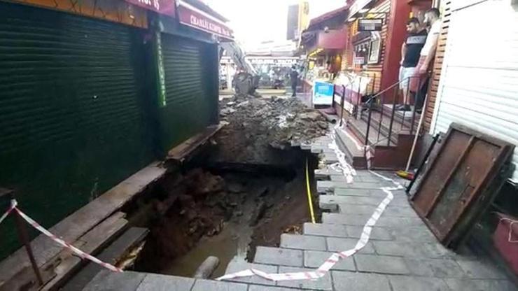 Ortaköyde yol çöktü