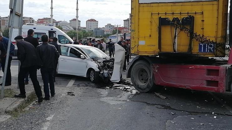Otomobil ile TIR çarpıştı: 5 yaralı