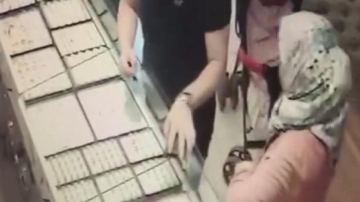 Kuyumcuda müşterinin cüzdanını çaldılar
