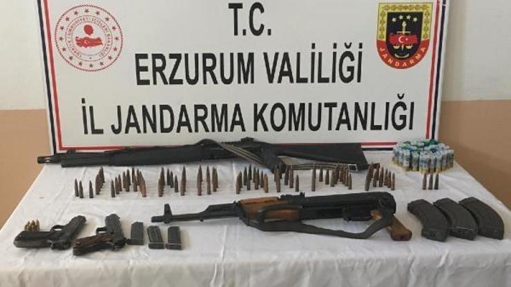 Araçlarında Kalaşnikof ve tabancalarla yakalandılar