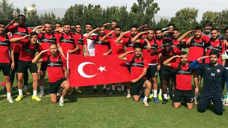 Hataysporlu futbolculardan asker selamı