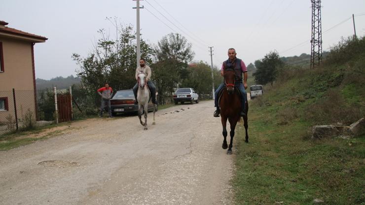 Araçlarını bırakıp yolları atla geçiyorlar