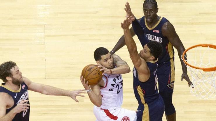 Son şampiyon Raptors galibiyetle başladı
