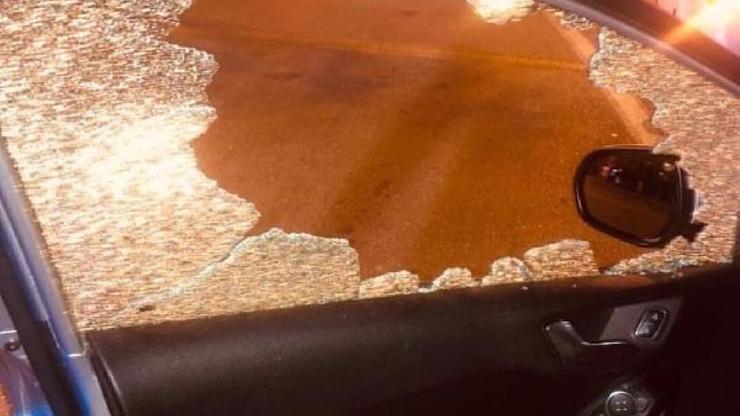 Kaza sonrası levye ile diğer aracın camını kırdı
