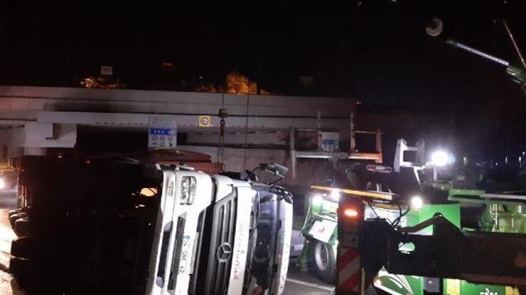 Tren yolundaki köprüye çarpan tır devrildi: 1 yaralı