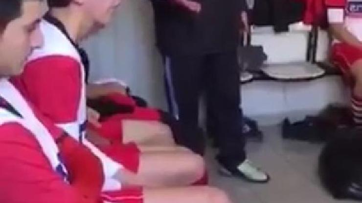 Takımı ilk yarıyı geride kapatınca futbolcuları tokatlamış