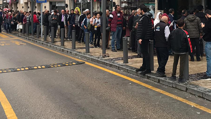 Kuyruğun sonu gözükmedi Duyan koştu