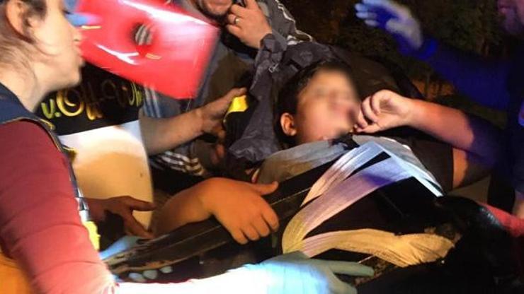 Üzerinden atlamak istediği demir korkuluklar, küçük çocuğun vücuduna saplandı