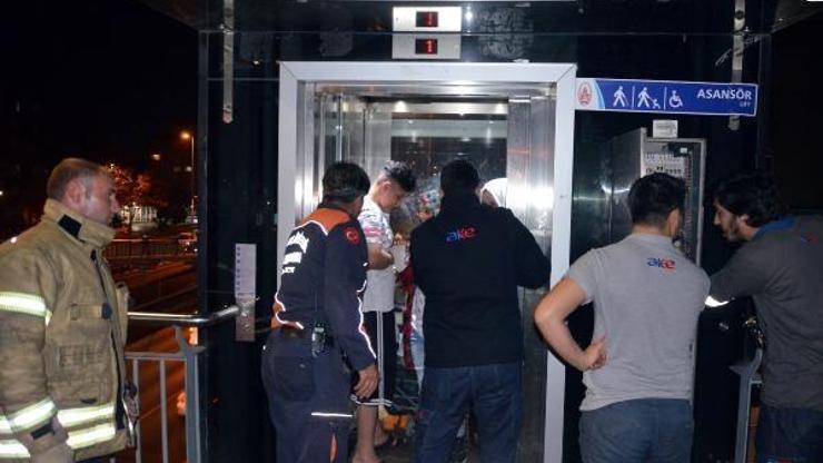 Metrobüs asansöründe mahsur kaldılar