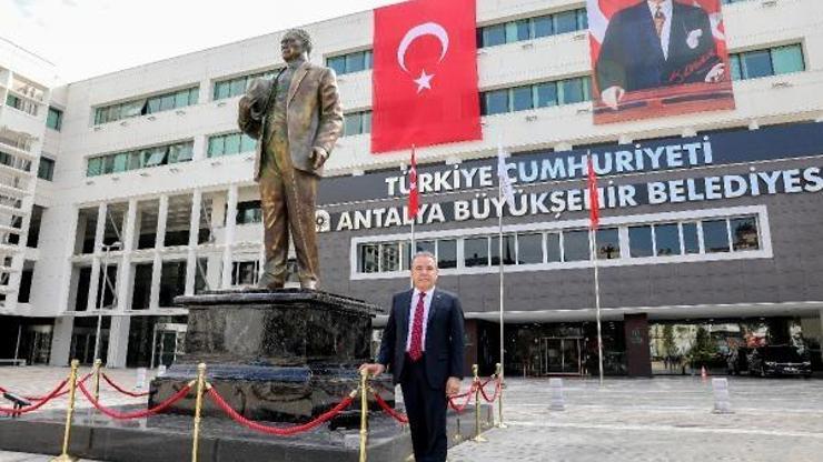 Antalya Büyükşehir Belediyesi bahçesine Atatürk heykeli