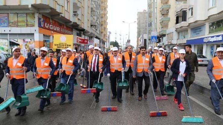 Kaymakam ve Belediye Başkanı çöp topladı