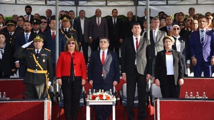 Kadıköyde klasik arabalar resmi gecit törenine katıldı