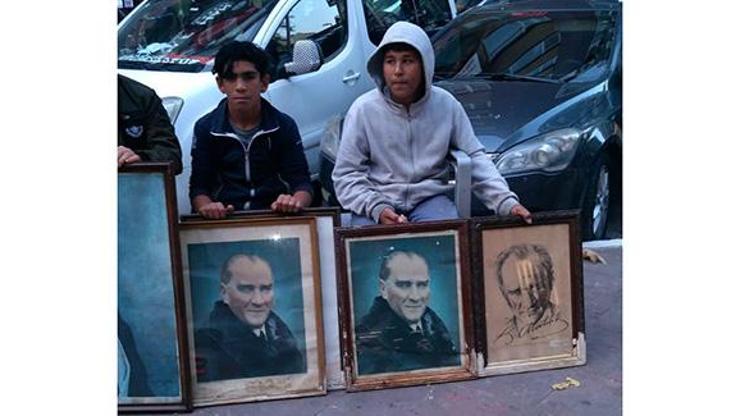 Çöpe atılan Atatürk fotoğraflarına çocuklar sahip çıktı