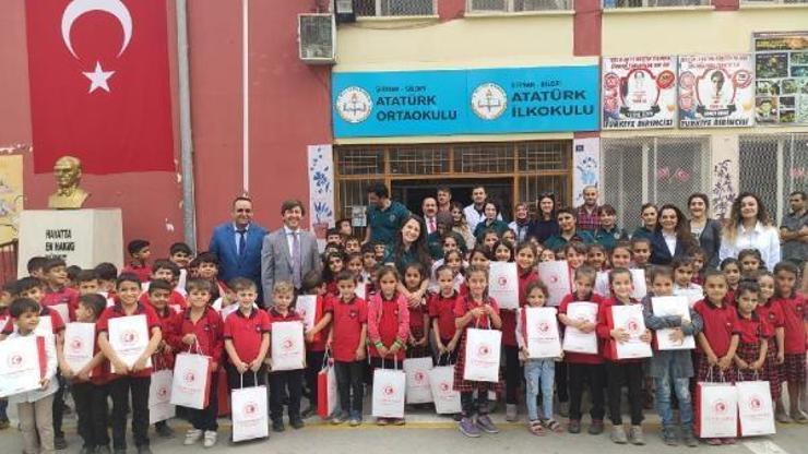 Gümrük personellerinden öğrencilere hediye