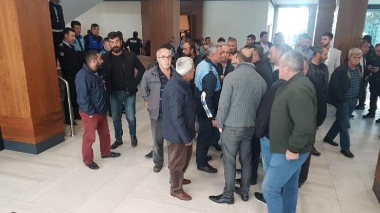 Servis sürücüleri belediye binasında