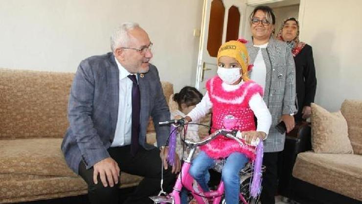 Başkan Tosyalıdan lösemili çocuklara tablet