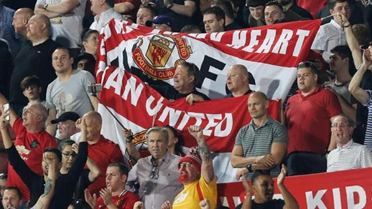 Manchester United taraftarların uçak biletini karşılayacak