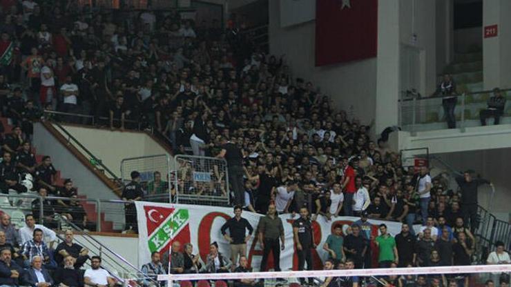 Voleybolda olaylı İzmir derbisi