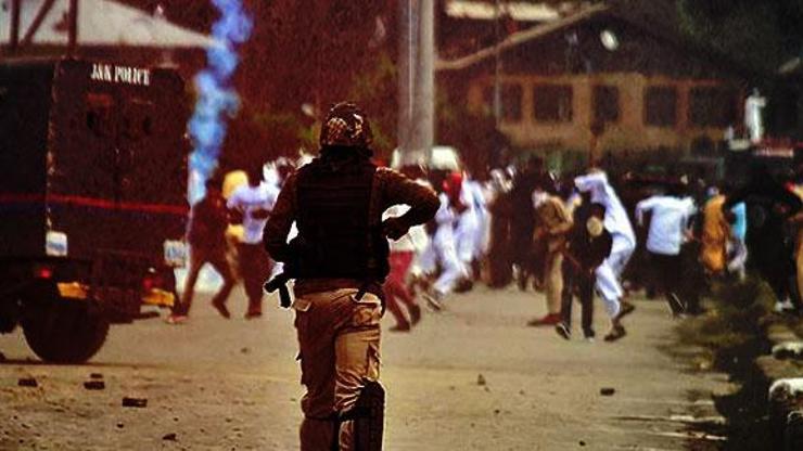 Hindistanda kan aktı 4 polis öldü