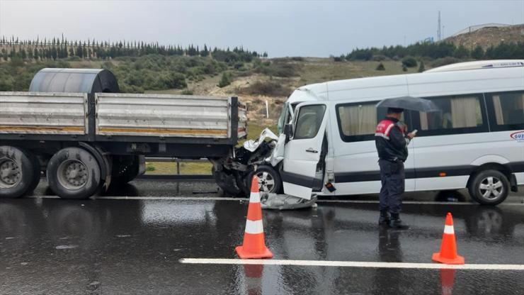 İşçi servisi ile TIR çarpıştı