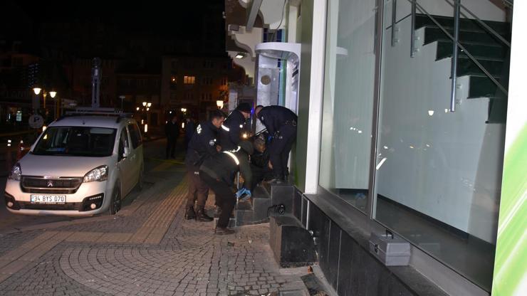ATM önünde kalp krizi geçirdi