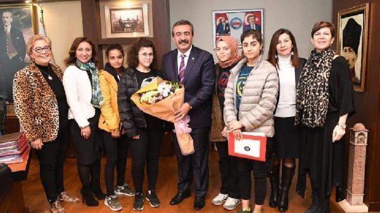 Öğrencilerden başkanlık kompozisyonu
