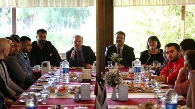 Rektör Ünal engelli öğrencilerle buluştu