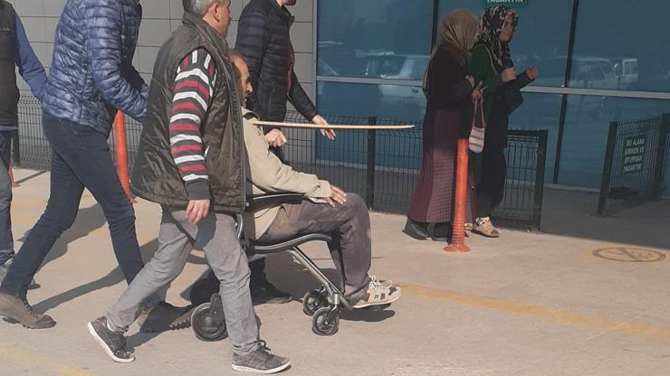 Göğsüne tahta parçası saplandı