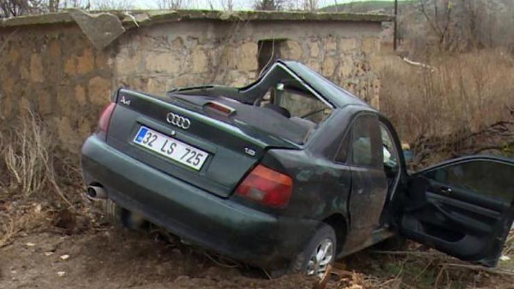 Otomobil beton kulübeye çarptı