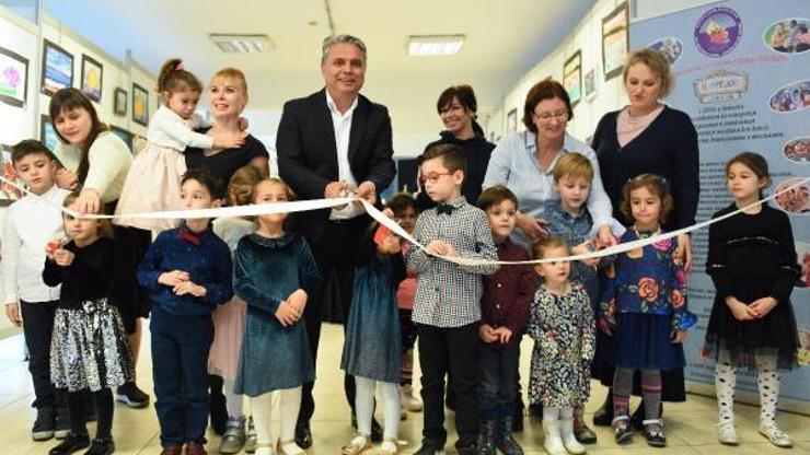 Başkan Uysal çocuklarla sergi açtı