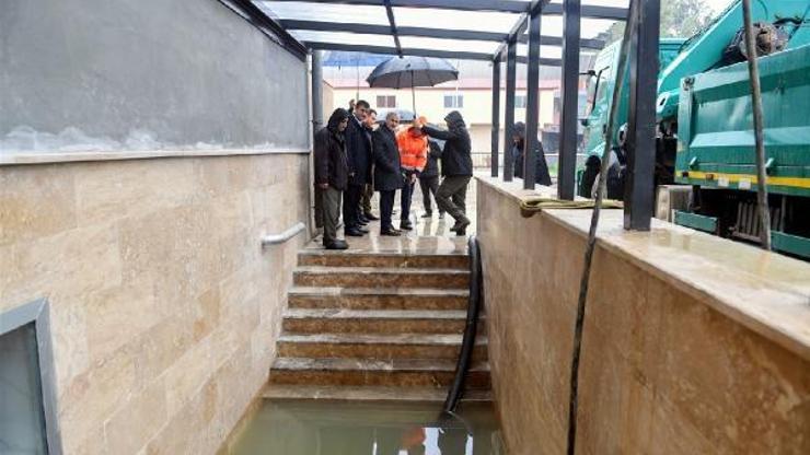 Vali Demirtaş, yağışlardan etkilenen okullarda incelemelerde bulundu