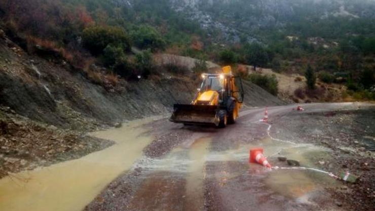 Aksekide heyelanın kapattığı yol açıldı