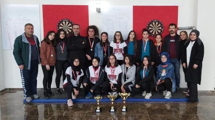 Dart şampiyonlarına kupa ve madalya